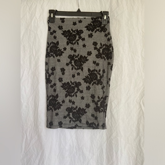 Windsor Floral Skirt Size Small - Picture 2 of 7